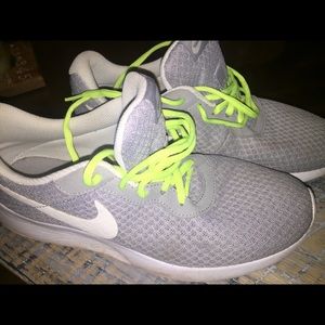 NIKE grey/volt laces 9.5